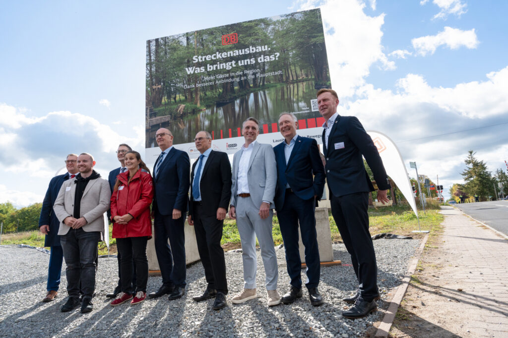 Symbolischer Baustart in Raddusch für die i2030-Ausbaustrecke (ABS) von Lübbenau nach Cottbus. In 2026 beginnen die Bauarbeiten zum zweigleisigen Ausbau der Strecke Lübbenau–Cottbus. Der 29 Kilometer lange Abschnitt ist Teil der Görlitzer Bahn und aktuell eingleisig. Beim Termin dabei: Alexander Kaczmarek (Konzernbevollmächtigter für das Land Brandenburg) Gerd-Dietrich Bolte (Vorstand Infrastrukturplanung und -projekte DB InfraGO AG) Dr. Dietmar Woidke (Ministerpräsident des Landes Brandenburg) Christoph Heuing (Geschäftsführer VBB Verkehrsverbund Berlin-Brandenburg GmbH) Stefan Schnorr, Staatssektretär BMV, Foto: Deutsche Bahn AG, Emersleben