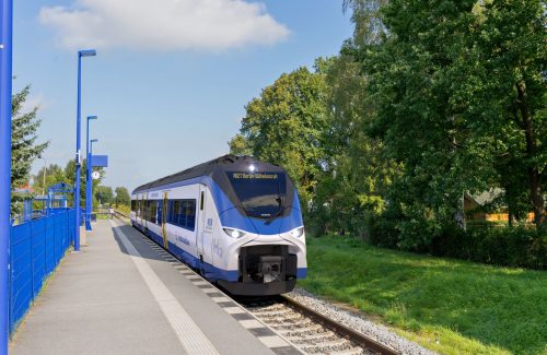 Siemens-Züge: Mireo Plus H_Wasserstoffzug beim Halt an der Heidekrautbahn, Fotomontage: NEB/Christian Bedeschinski/Siemens Mobility