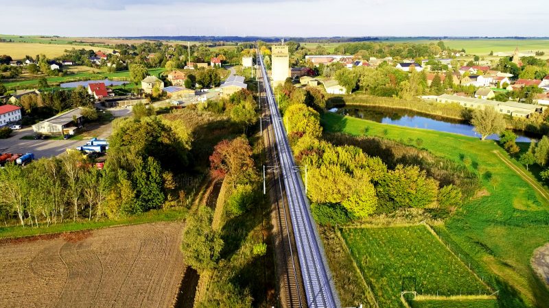 Visualisierung: Die zukünftige zweigleisige Strecke, welche durchgängig mit maximal 160 km/h befahrbar sowie elektrifiziert sein wird (Oktober 2021), Grafik: VectorVision