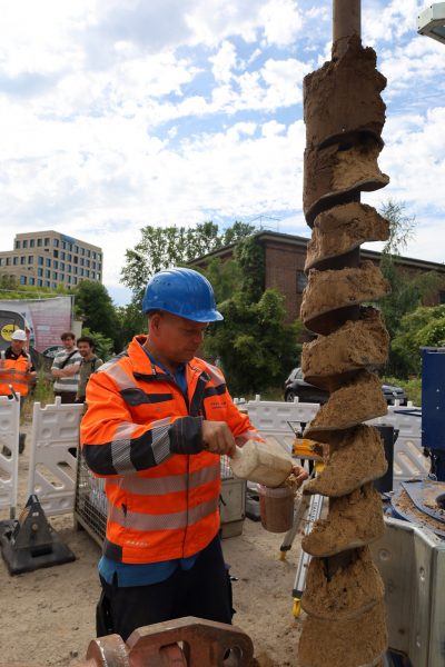 Spezialtiefbauer Justin Merckel bereitet die nächste Erkundungsbohrung vor, Foto Vbb GmbH/Fülling