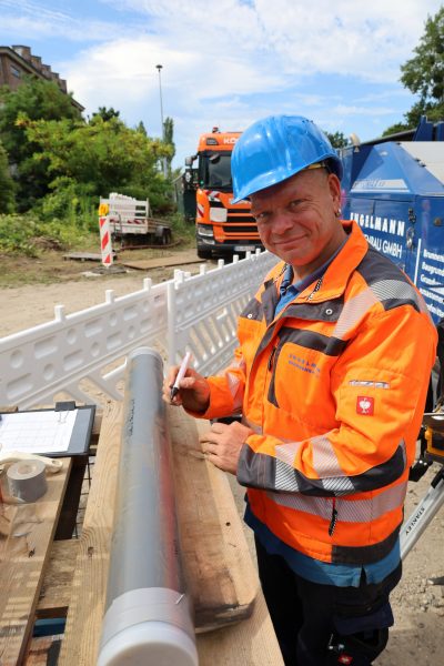 Geräteführer Sebastian Vogel beschriftet einen sogenannten Liner, der die gerade gebohrte Bodenprobe enthält, Foto: VBB GmbH/Fülling