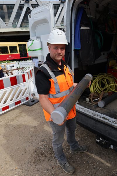 Christian Kühn, Technik-Chef der Firma Engelmann Brunnenbau, verlädt eine Bodenprobe zur weiteren Untersuchung, Foto: VBB GmbH/Fülling